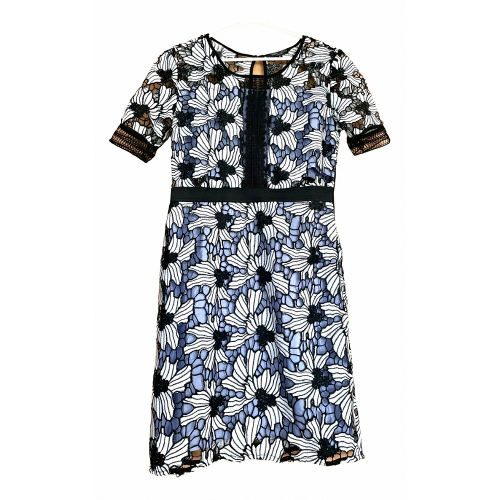 Romeo & Juliet Couture Medium Lace Dress